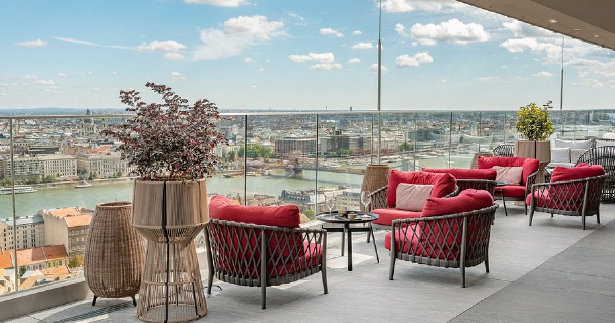 white-raven-skybar-lounge